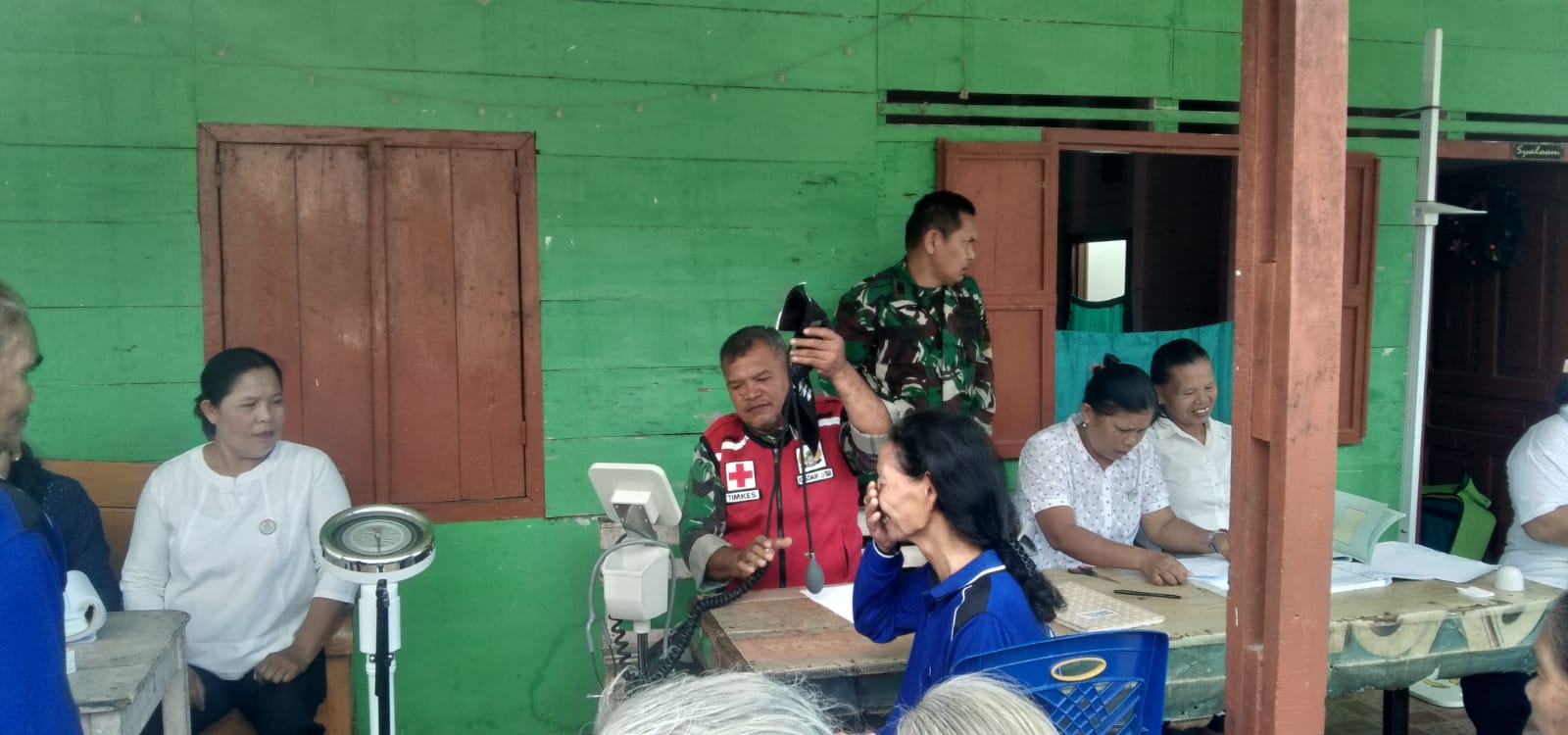 Tim Kesehatan TMMD Ke 129 Kodim 0210/TU Bantu Posyandu Cek Kesehatan Warga Lansia