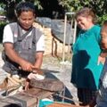 Ibu Aknes P Br Nainggolan Belanja Ikan Untuk Hidangan Makan Siang Anggota Satgas TMMD Kodim 0210/TU