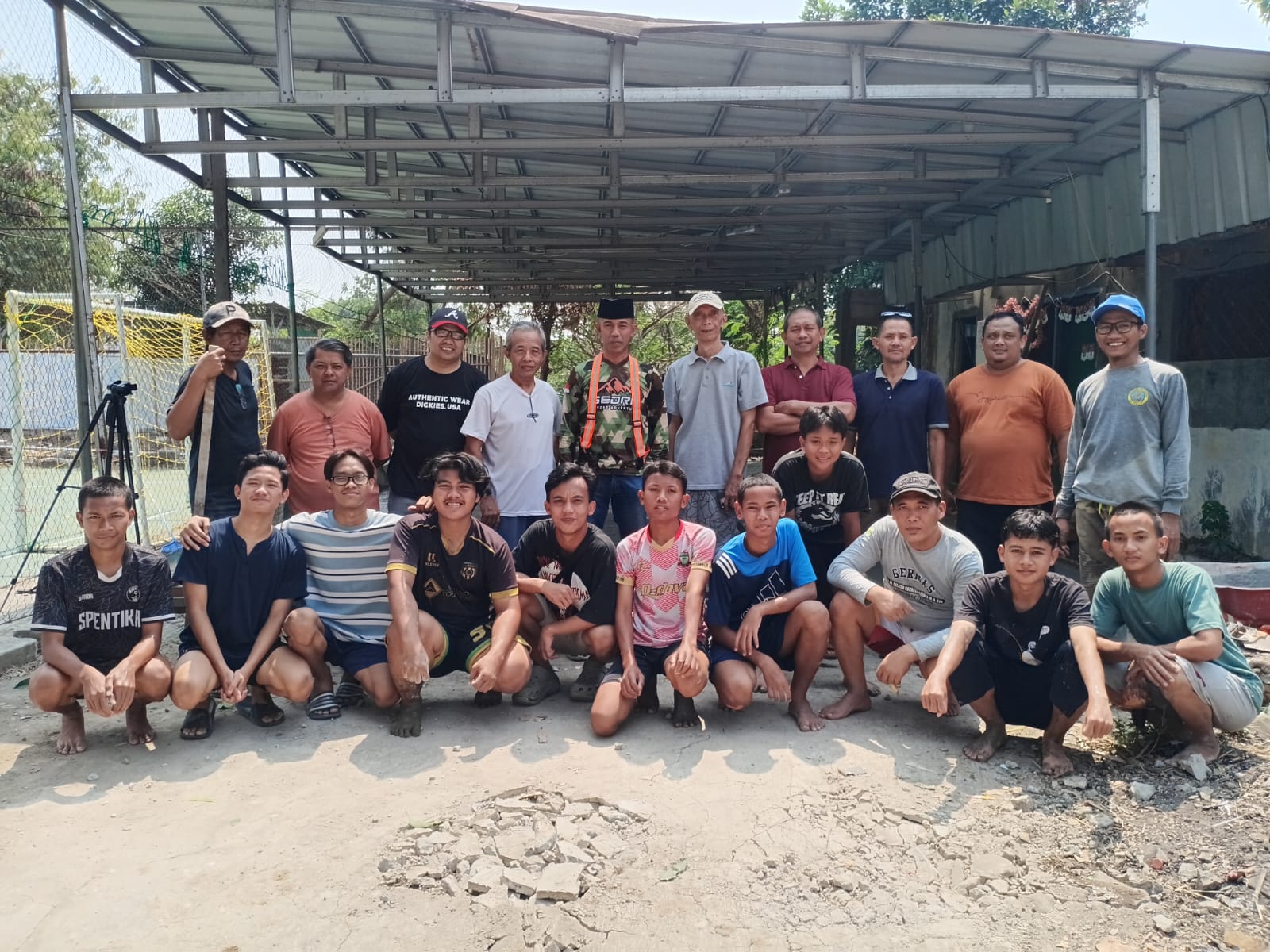 Gotong Royong Bangun Tribun Futsal,Bersama Georn Bangun Negeri, Pemuda Karaba Tunjukkan Kepedulian terhadap Lingkungan