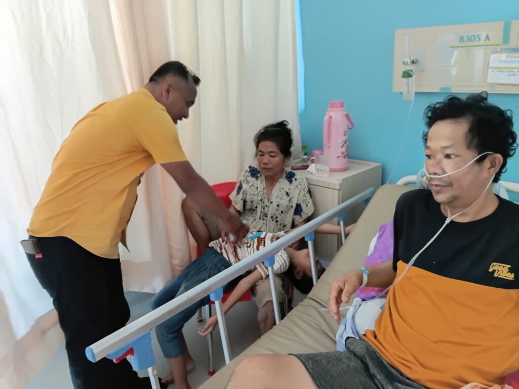 Humanis! Sekdes Masundung Datangi Warga yang Terbaring Sakit, Beri Dukungan Moril di Rumah Sakit