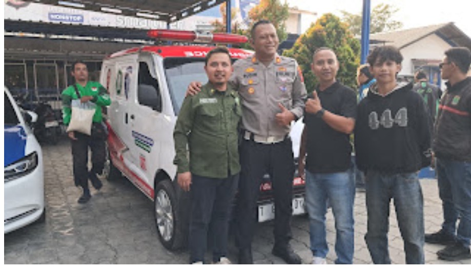 HUT Bhayangkara ke-80, Satlantas Polres Karawang Renovasi dan Serahkan Ambulans untuk Komunitas Ojol
