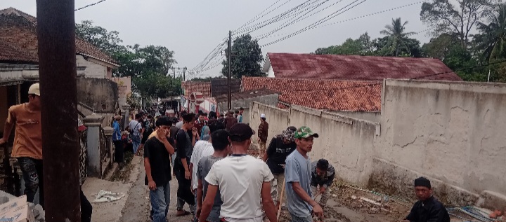 30 Tahun Tak Tersentuh Pembangunan, Warga Pasir Bunut–Pasir Angin Gotong Royong Bangun Jalan Secara Swadaya