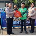 Samsat Kota Bekasi Gelar Polantas Menyapa, Berikan Edukasi Keselamatan dan Bantuan Sembako bagi Pengemudi Ojek Online