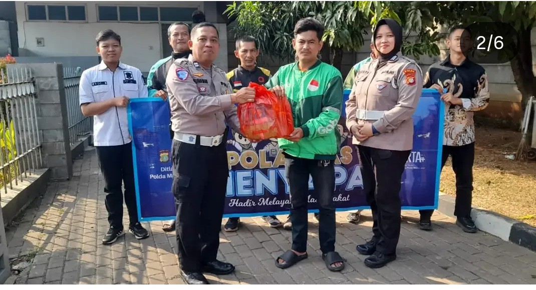 Samsat Kota Bekasi Gelar Polantas Menyapa, Berikan Edukasi Keselamatan dan Bantuan Sembako bagi Pengemudi Ojek Online