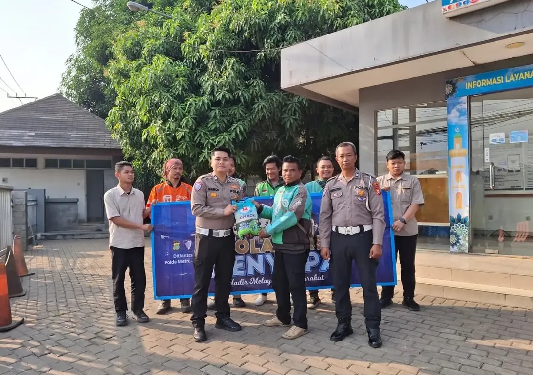 Samsat Kota Bekasi Gelar “Polantas Menyapa”, Berikan Edukasi Keselamatan Berlalu Lintas dan Bantuan Sembako bagi Pengemudi Ojek Online