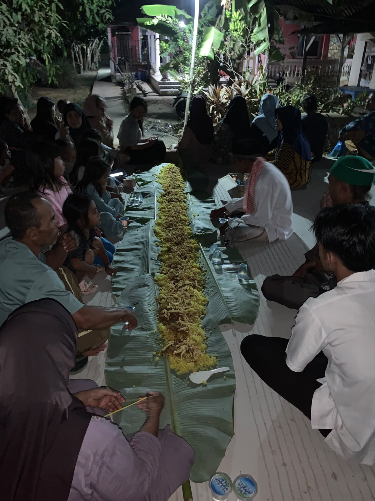 Pembangunan jalan Rampung, Warga Dusun Kertajaya Desa Jayamukti gelar acara Syukuran makan Bersama