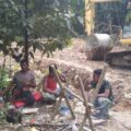 Potret Canda Tawa Satgas TMMD Ke 129 Kodim 0210/TU dengan Warga Saat Lepas Lelah di Waktu stirahat