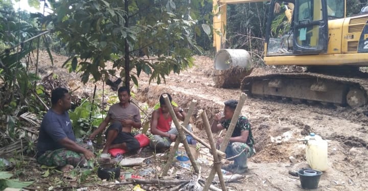Potret Canda Tawa Satgas TMMD Ke 129 Kodim 0210/TU dengan Warga Saat Lepas Lelah di Waktu stirahat