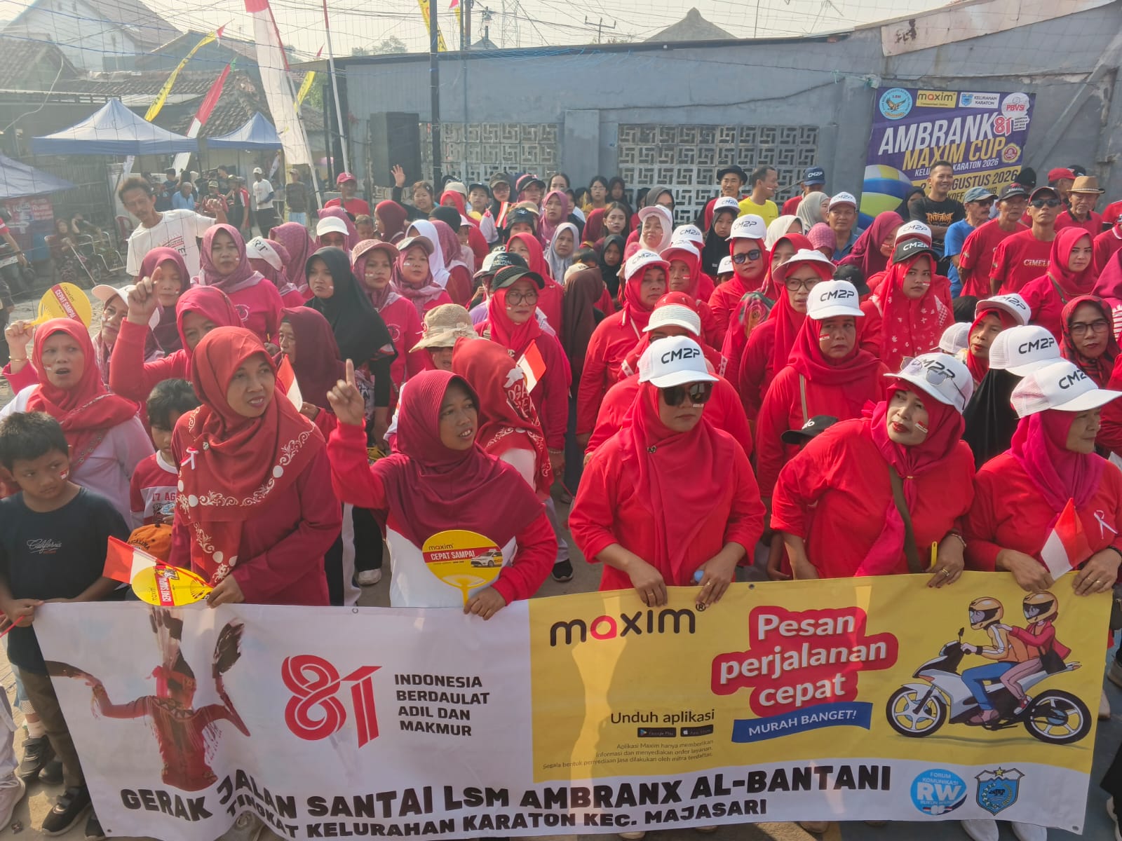 Ratusan warga Kelurahan Karaton, Kecamatan Majasari, Kabupaten Pandeglang antusias mengikuti Jalan Santai HUT RI ke 18 yang disponsori Maxim.