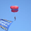LANGIT MAKASSAR PECAH! Sukhoi, Kopaska dan Kowal Bikin Ribuan Warga Terpukau di NBOD 2026 LAUTAN MANUSIA DI KODAERAL VI! Ribuan Warga Makassar Serbu NBOD 2026, KRI Golok hingga Atraksi Kopaska Jadi Magnet