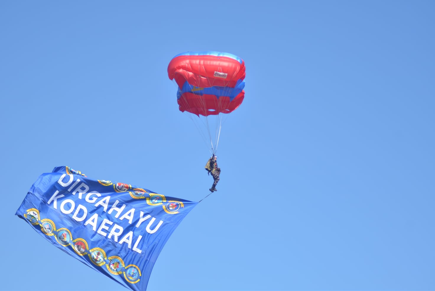 LANGIT MAKASSAR PECAH! Sukhoi, Kopaska dan Kowal Bikin Ribuan Warga Terpukau di NBOD 2026 LAUTAN MANUSIA DI KODAERAL VI! Ribuan Warga Makassar Serbu NBOD 2026, KRI Golok hingga Atraksi Kopaska Jadi Magnet