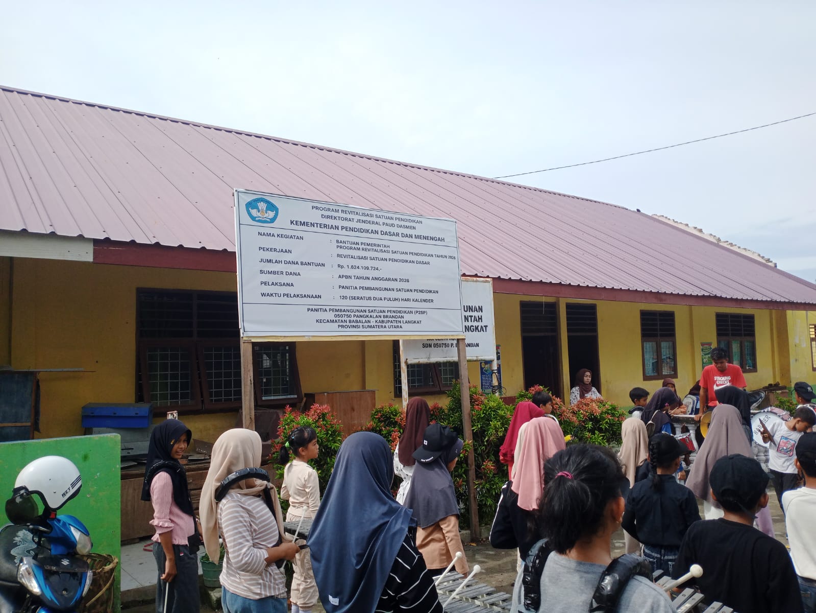 PROYEK REVITALISASI SD NEGERI 050750 PANGKALAN BRANDAN SENILAI RP1,6 MILIAR DIDUGA MENYIMPANG DARI RAB, KEPALA SEKOLAH BUNGKAM