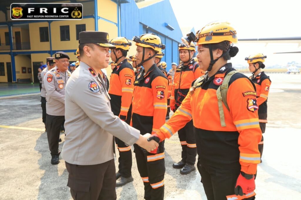 Terus Bergerak, Polri Kembali Kirim Personel K9 dan 2,5 Ton Logistik untuk Korban Gempa NTT