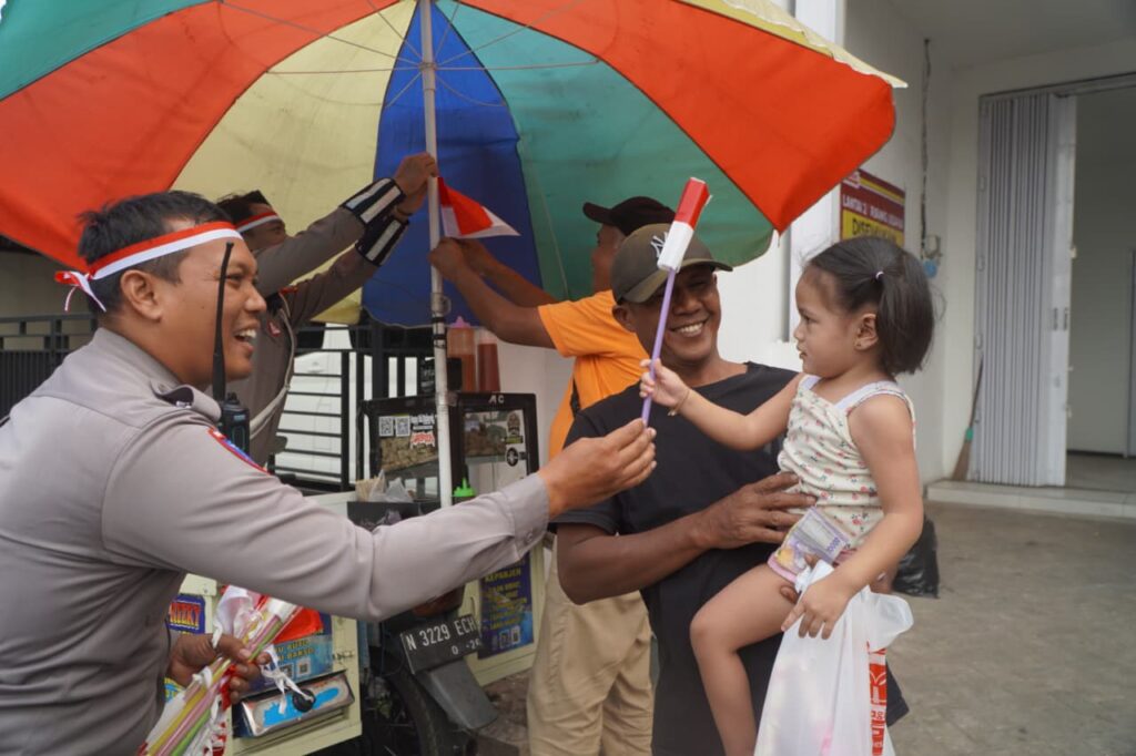Semarak HUT ke-81 Kemerdekaan RI, Satlantas Polres Malang Bagikan Miniatur Bendera Merah Putih kepada Pengguna Jalan