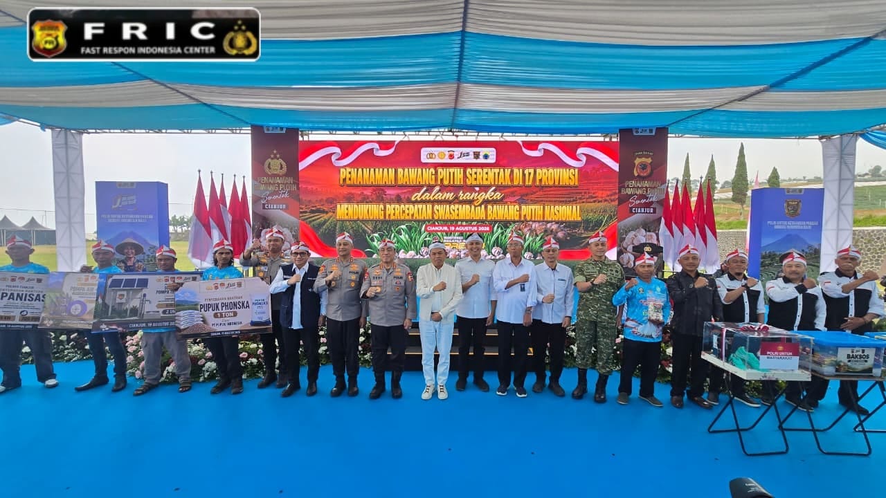 Bahagia Petani Bawang Putih Cianjur usai Terima Bansos dari Wakapolri