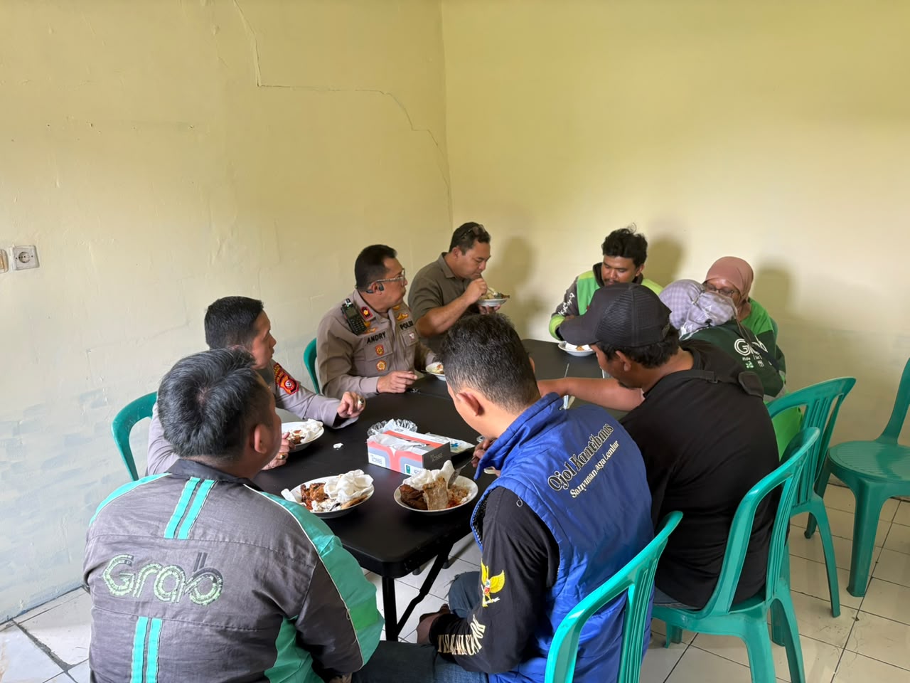 .Kapolresta Karawang Kombes Mario Prahatinto Gagas Makan Gratis bagi Pengemudi Ojol