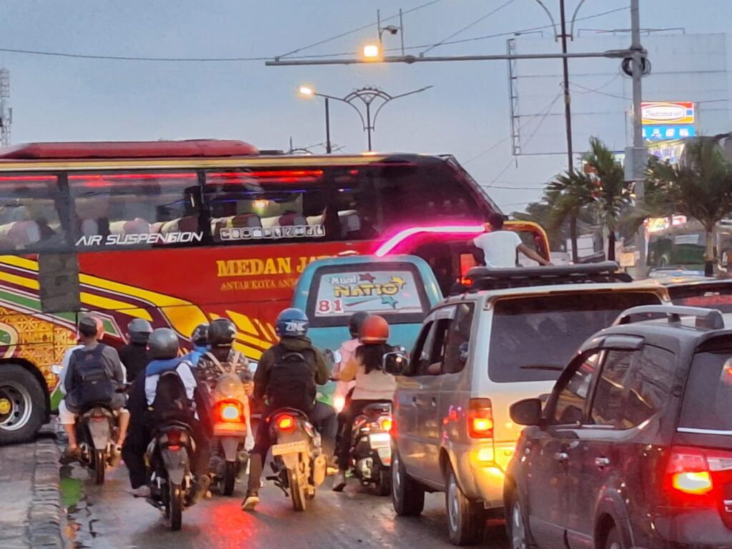Pool Bus Langgar Perwal Sebabkan Kemacetan di SM Raja
