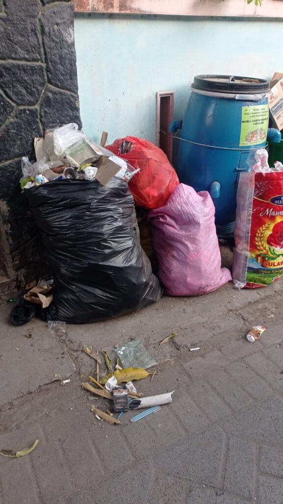 WARGA KELURAHAN MACCINI SOMBALA KELUHKAN, DUA BULAN TERAKHIR SAMPAH TAK KUNJUNG DI ANGKUT.