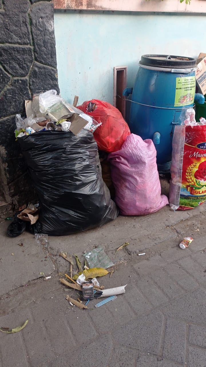 WARGA KELURAHAN MACCINI SOMBALA KELUHKAN, DUA BULAN TERAKHIR SAMPAH TAK KUNJUNG DI ANGKUT.