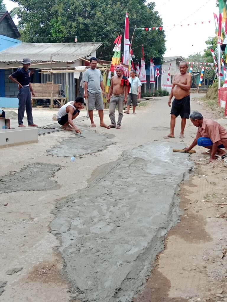 Warga Kp. Bajeg 2 Gotong Royong Swadaya Rehab Jalan, Rian Andriana: Kepedulian Masyarakat Sangat Dibutuhkan