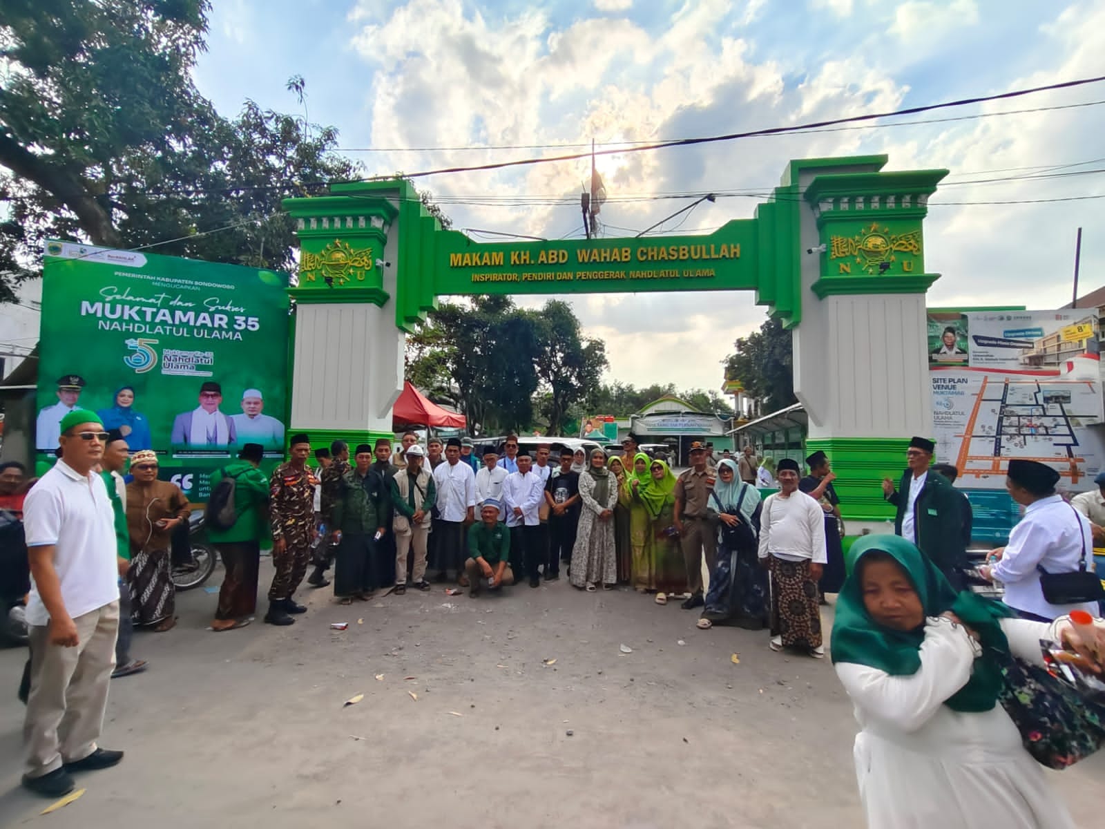 DARI PANDEGLANG KE JOMBANG: PCNU PANDEGLANG HADIRI MUKTAMAR KE-35 DAN NAPAK TILAS PARA WALI SERTA MUASSIS NU