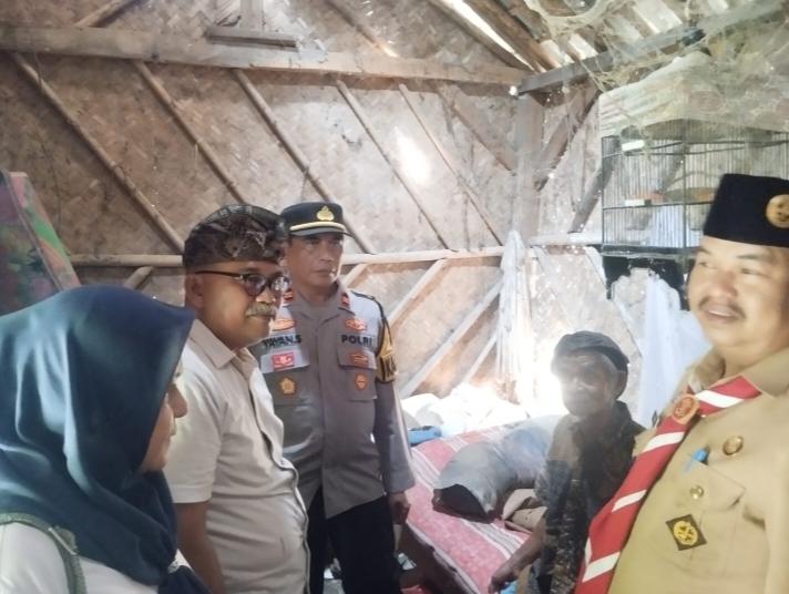 Respon Cepat muspika Kecamatan Blanakan Kunjungi Rumah Pak Kasta Di Desa Langensari
