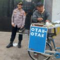 AKBP Anggara Tunjukkan Cara Humanis Mengawal Aksi, Sapa Massa hingga Berbagi Otak-Otak