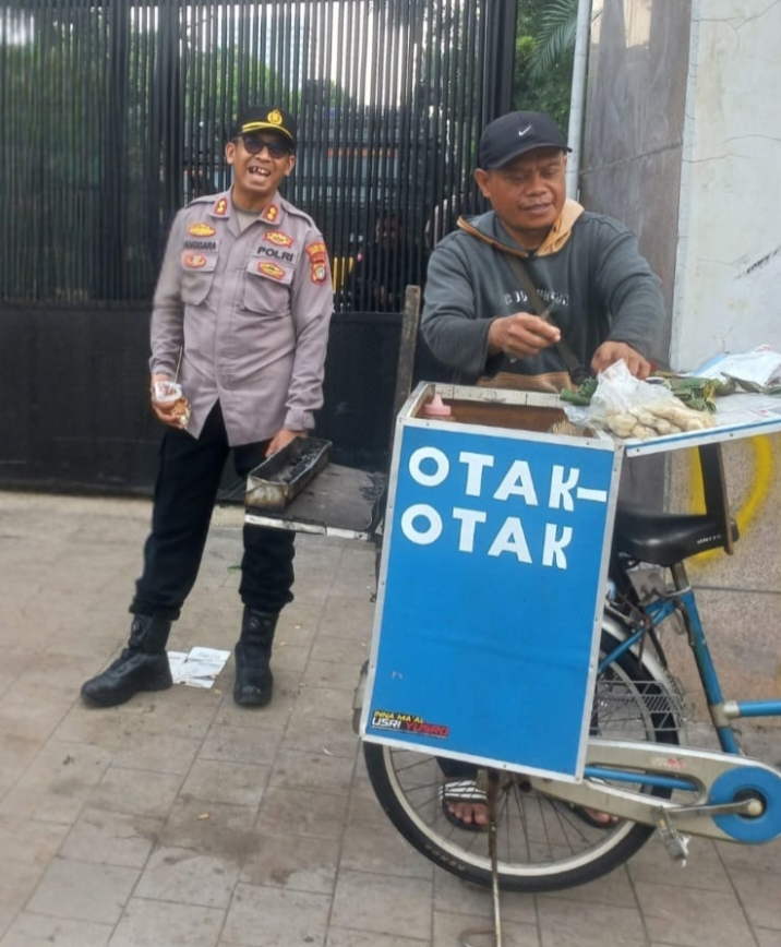 AKBP Anggara Tunjukkan Cara Humanis Mengawal Aksi, Sapa Massa hingga Berbagi Otak-Otak