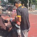 Kelompok Motor Insieme Bagi-Bagi Bendera Merah Putih Jelang HUT RI ke-81
