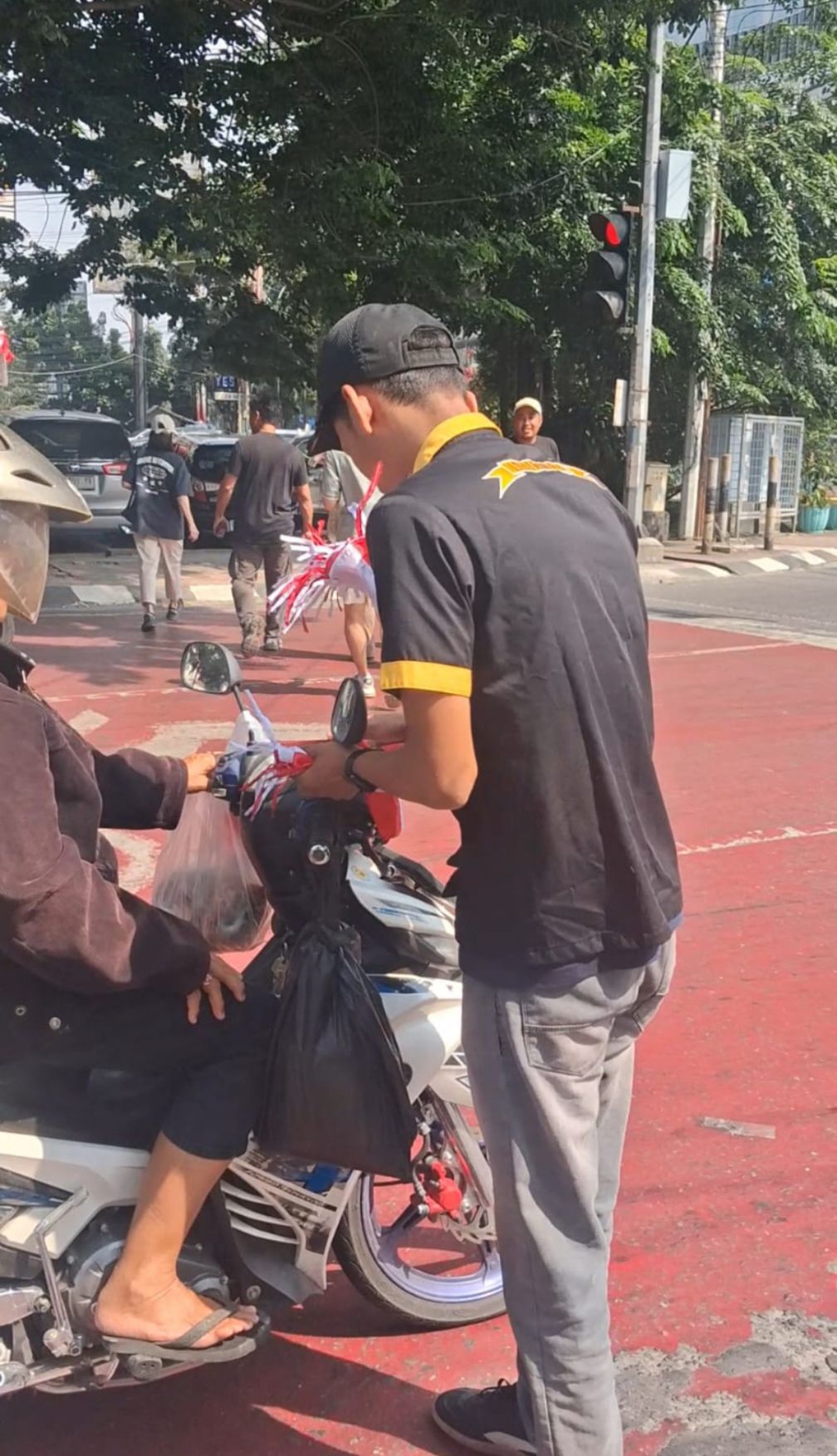 Kelompok Motor Insieme Bagi-Bagi Bendera Merah Putih Jelang HUT RI ke-81