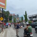 HUT RI ke-81, SEKBER FAHMI Berbagi Ratusan Nasi Bungkus di Jalan