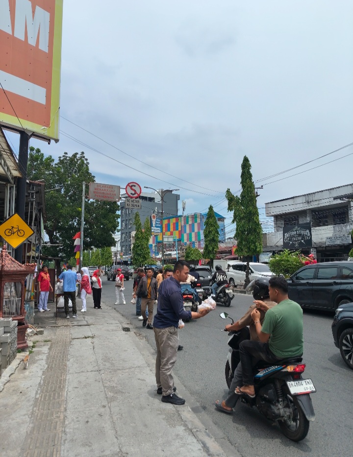 HUT RI ke-81, SEKBER FAHMI Berbagi Ratusan Nasi Bungkus di Jalan