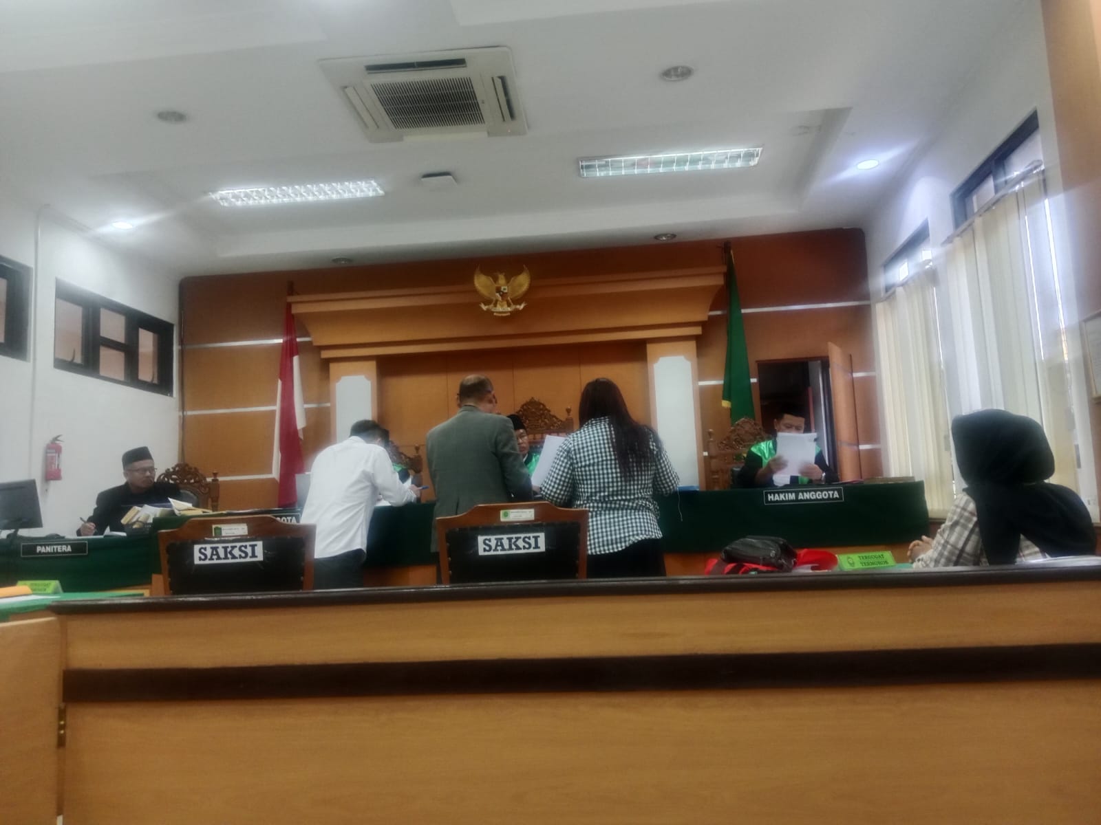 Duet Maut Dr. (c) TNI AD Purn. Adv. Rikha Permatasari, SH. MH, C.Med.,C.LO.,C.PIM, dengan Advokat Darman Sri Gandi, SH. MH, PA Subang diwarnai Interupsi