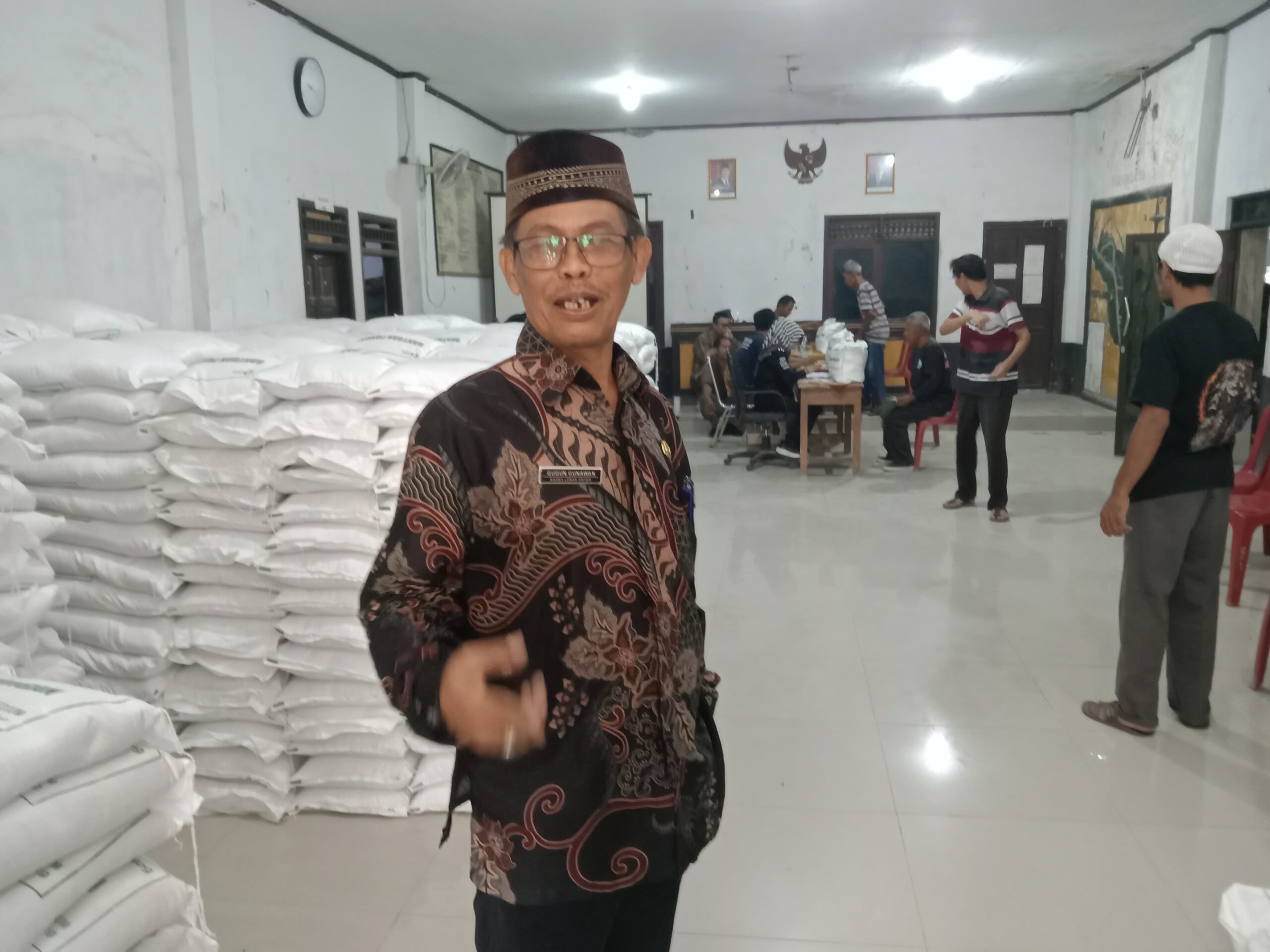 Pemdes Lebak Anyar Salurkan Bantuan Beras ke 600 KPM, Kades Gugun Gunawan, S.H: “Tepat Sasaran dan Tepat Waktu