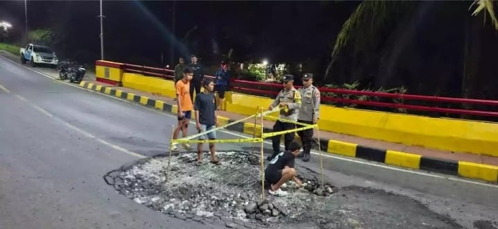 Jembatan Giri Kencana Bengkulu Utara Terdampak Gempa, Polisi Pasang Garis Pengamanan