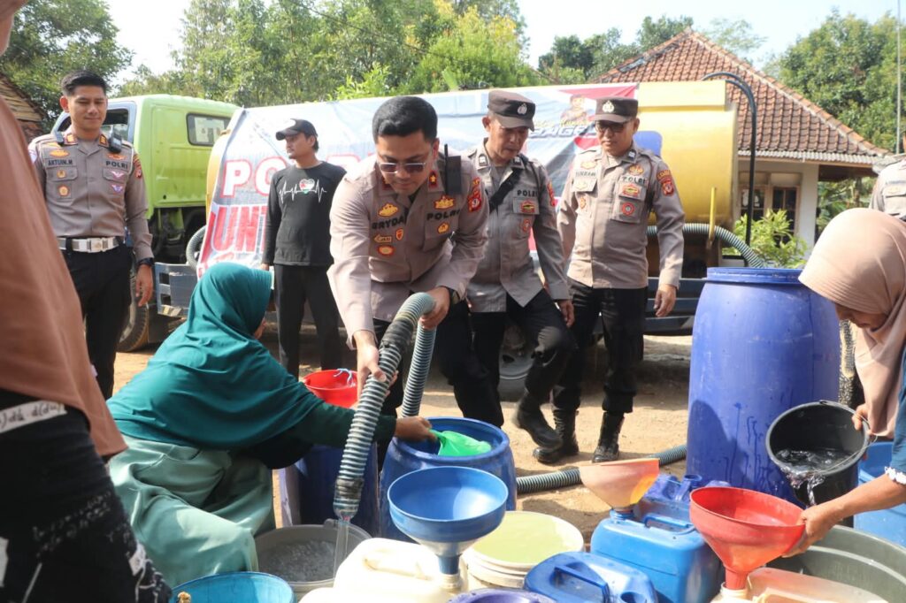 Polres Kuningan Salurkan Air Bersih dan Pengobatan Gratis di Cihanjaro
