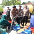 Polres Kuningan Salurkan Air Bersih dan Pengobatan Gratis di Cihanjaro