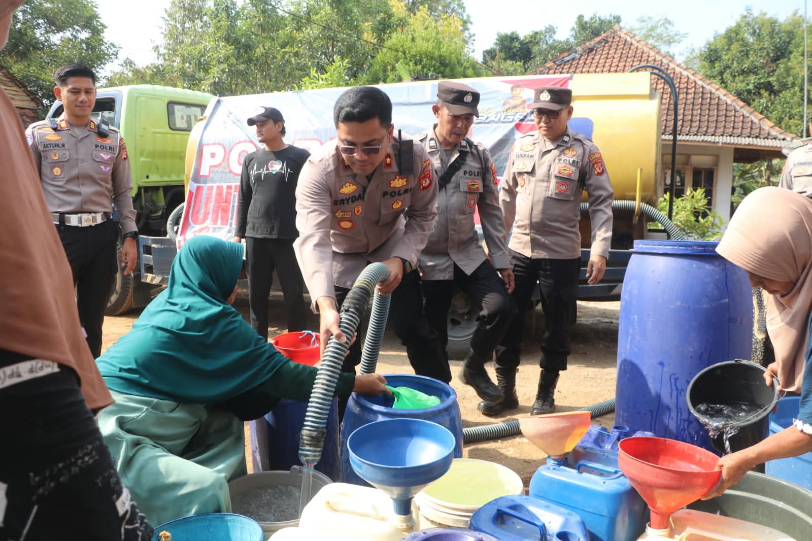 Polres Kuningan Salurkan Air Bersih dan Pengobatan Gratis di Cihanjaro