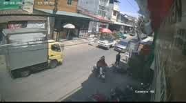 Aksi Begal di Jalan Lamuru Makassar Terekam CCTV, Demi Selamatkan Nyawa, Korban Lompat dari Motor.