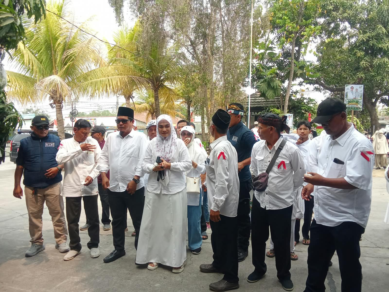 Diantar Ribuan Warga, Dudin Rohaendi Daftar Bakal Calon Kades Bengle: Berangkat dengan Doa Orang Tua