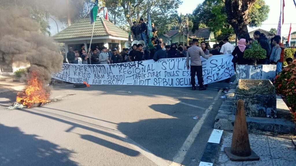 Ratusan Demonstran Gelar Aksi Unjuk Rasa di Depan Kantor Pertamina Makassar