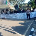 Ratusan Demonstran Gelar Aksi Unjuk Rasa di Depan Kantor Pertamina Makassar