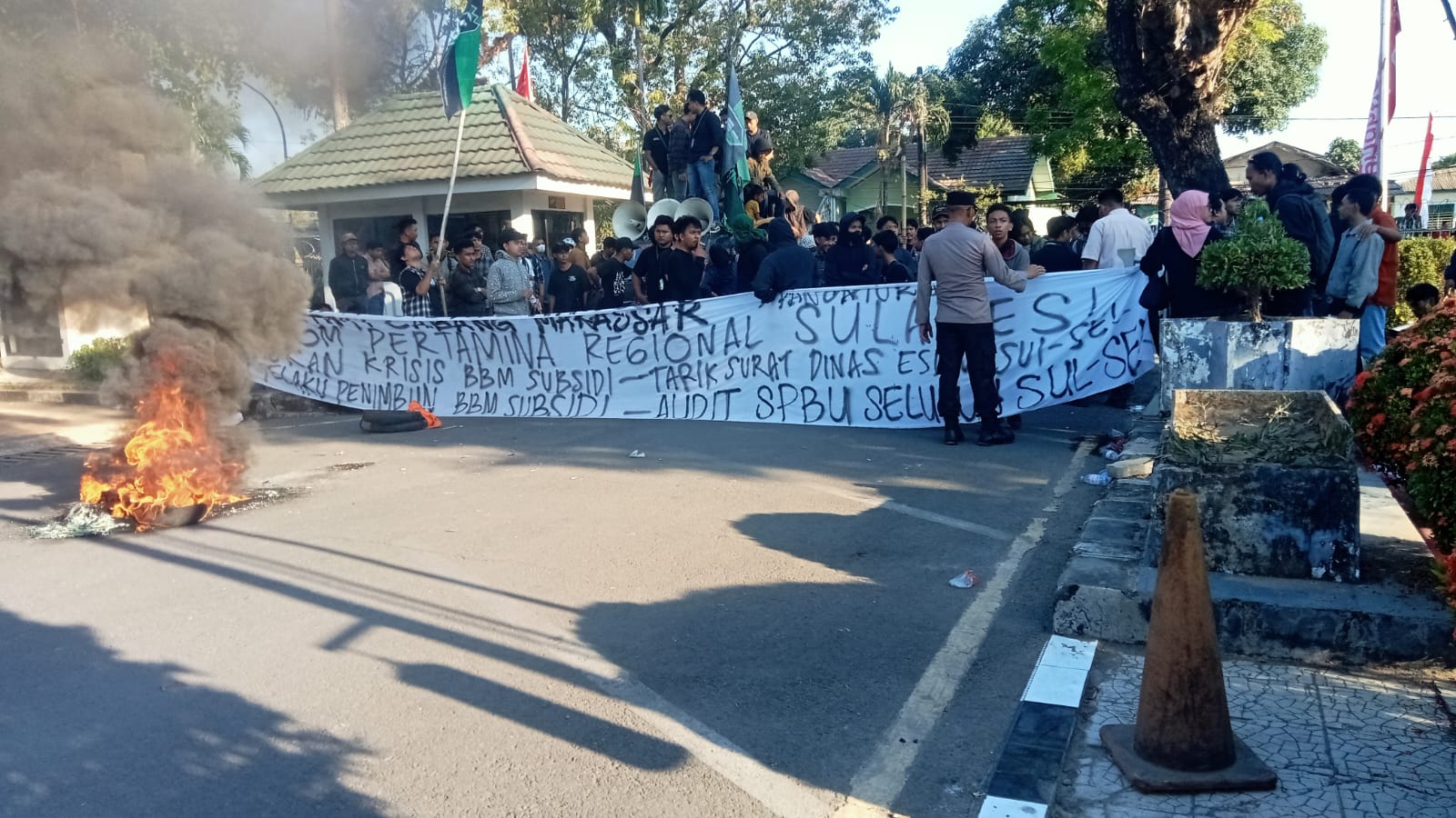 Ratusan Demonstran Gelar Aksi Unjuk Rasa di Depan Kantor Pertamina Makassar