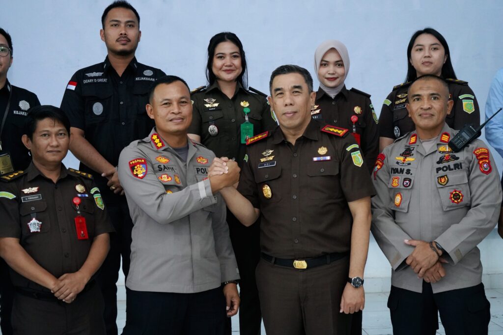 PERKUAT SINERGI, KAPOLRESTA KENDARI LAKSANAKAN SILAHTURAHMI KE KEJAKSAAN NEGERI KENDARI
