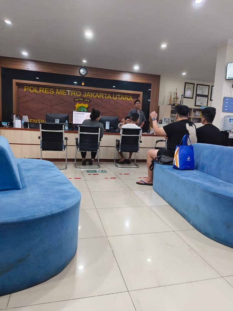ADVOKAT RIKHA PERMATASARI ONTROG MAPOLDA METROJAYA : MINTA TANGKAP DAN PROSES HUKUM OKNUM POLRI MENGAKU PERWIRA YANG DIDUGA MENGANIAYA TIGA WARGA SIPIL