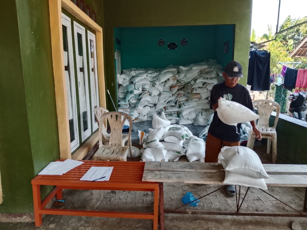 Bantuan Pangan Beras Di Masing Masing Desa Di Kecamatan Ciasem Serentak Di Salurkan