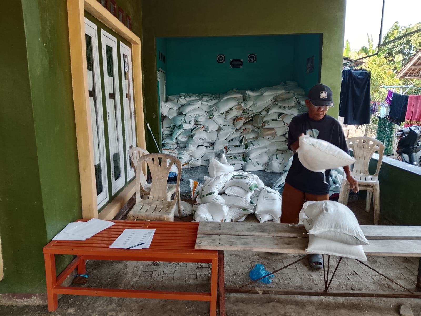 Bantuan Pangan Beras Di Masing Masing Desa Di Kecamatan Ciasem Serentak Di Salurkan