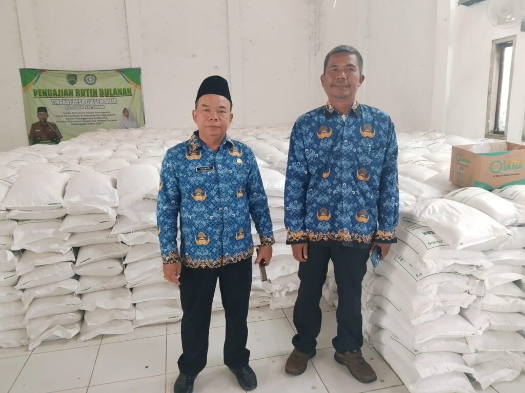 Desa Ciasem Hilir salurkan Bansos Pangan Beras Hari ke 2
