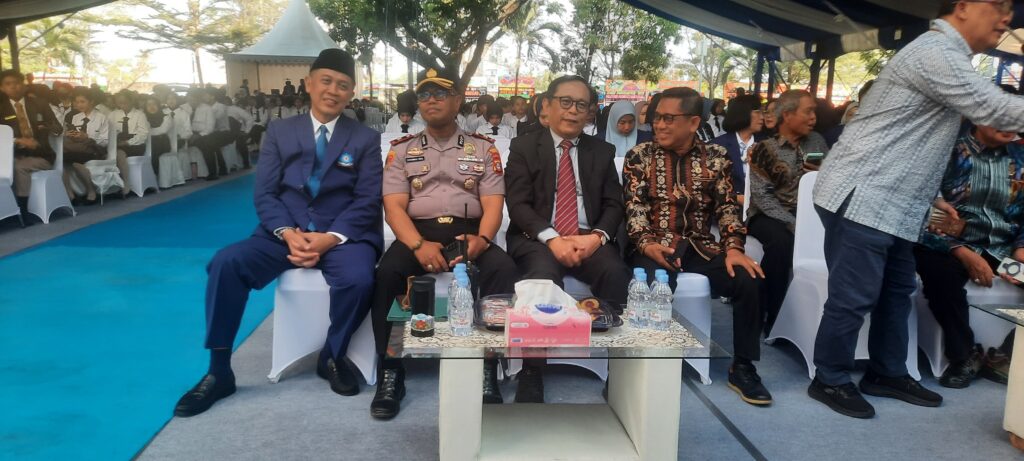 Kapolsek Tamalate Hadiri Dies Natalis ke-35 Poltekpar Makassar, Saksikan Pagelaran tarian Etnis lagu Bugis Makassar.