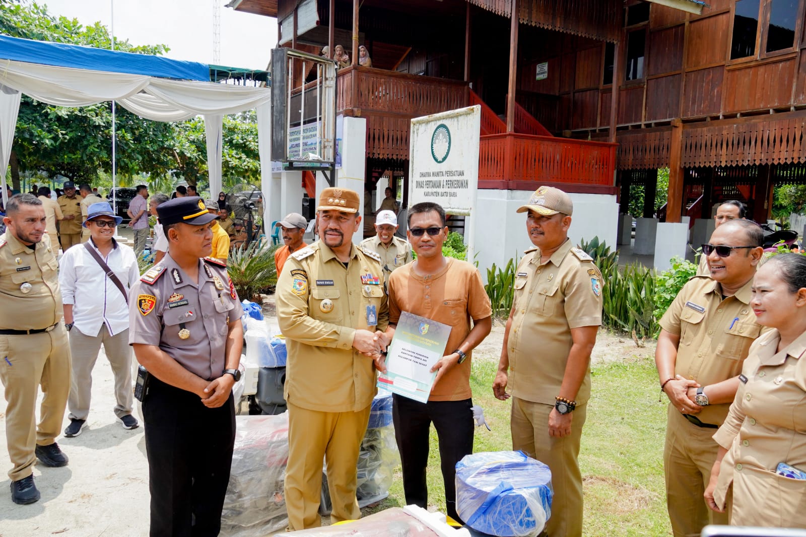 Dukung Swasembada Pangan Bupati Batu Bara Ikut Panen Padi dan Salurkan Bantuan Pertanian